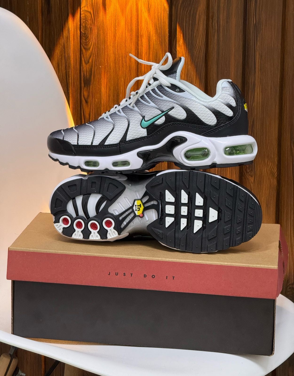 NIKE TN NEGRO - GRIS